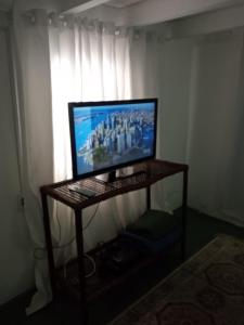En tv och/eller ett underhållningssystem på Porão reformado no centro de Floripa
