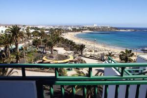 balkon z widokiem na plażę i ocean w obiekcie Design Vivienda V El Burgao by the Sea w Costa Teguise