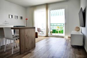 salon z kuchnią i stołem jadalnym w obiekcie Design Vivienda V El Burgao by the Sea w Costa Teguise