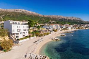 una vista aérea de una playa con edificios y agua en Apartments Tanita, en Podstrana