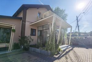 a house with a balcony on top of it at Pensiunea Prestige House in Curtea de Argeş