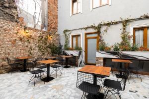 A restaurant or other place to eat at Castillo Rojo Hotel Istanbul