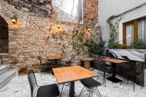 A seating area at Castillo Rojo Hotel Istanbul