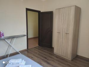 una camera con armadio in legno e porta di Apartments Domovik "Uyut" a Mukačevo