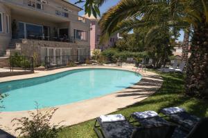 a swimming pool in front of a house at Hotel Boutique Casa Recreo in Viña del Mar