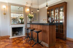 a bar in a living room with a fireplace at Hotel Boutique Casa Recreo in Viña del Mar