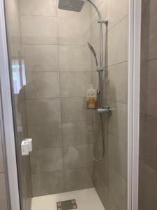 eine Dusche mit Glastür im Bad in der Unterkunft CHAMBRE D'HOTE in Gignac