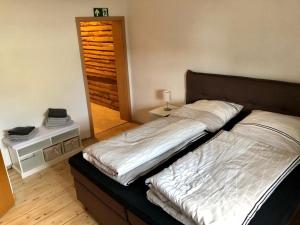 En eller flere senge i et værelse på FEWO Wittener Hütte in Langenbach b.K.