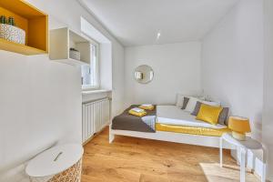 - une petite chambre avec un lit et une fenêtre dans l'établissement Traumwohnung im Herzen Kalterns mit Panoramablick und Garage, à Caldaro