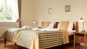 sypialnia z dwoma łóżkami i prześcieradłami w paski w obiekcie Villa Stella Maris w mieście Międzyzdroje