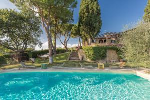 una piscina frente a una casa en Villa Girasole - Homelike Villas, en Lucignano