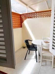 a dining room with a table and a chair at apartamento sabare rambla in Frontera