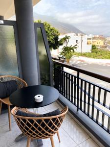 een tafel en stoelen op een balkon met uitzicht bij apartamento sabare rambla in Frontera