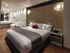 A bed or beds in a room at Ramada Encore by Wyndham Monterrey Apodaca Zona Aeropuerto