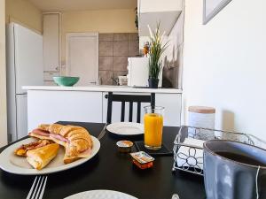 einen Tisch mit einem Teller Croissants und einem Glas Orangensaft in der Unterkunft Lisa's Apartment - Margarita Gardens in Paphos City