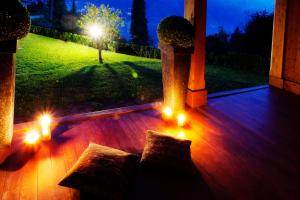 uma vista para um alpendre com luzes no chão em Tremezzo Residence em Tremezzo