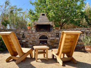 プラカにあるSeaside Naxos • Holiday Villasの石窯前に座る木製椅子2脚