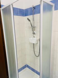 y baño con ducha y lavamanos. en Appartamento Rosso, en Lazise