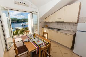 Gallery image of Sea View in Sumartin