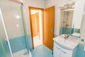 ein Badezimmer mit Waschbecken, Dusche und Toilette in der Unterkunft Sea View in Sumartin