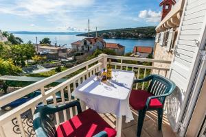 einen Tisch auf einem Balkon mit Blick auf das Wasser in der Unterkunft Sea View in Sumartin