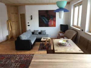 A seating area at Cësa Gredine
