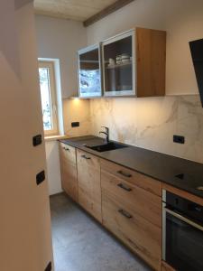 A kitchen or kitchenette at Cësa Gredine