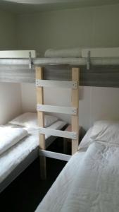 ein Paar Etagenbetten in einem Zimmer in der Unterkunft Greenchalets Roquebrune Sur Argens in Roquebrune-sur-Argens