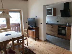 A kitchen or kitchenette at Cësa Gredine