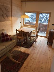 A seating area at Cësa Gredine