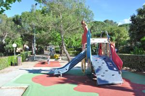 eine Person auf einer Rutsche auf einem Spielplatz in der Unterkunft Greenchalets Roquebrune Sur Argens in Roquebrune-sur-Argens