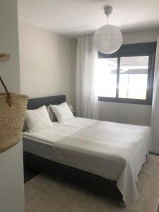 En eller flere senge i et værelse på OASIS BEACH 7 - Apartment Lundgren