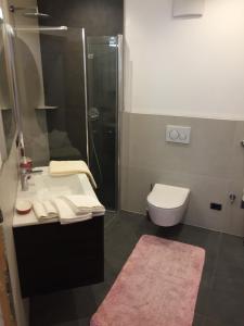 A bathroom at Cësa Gredine