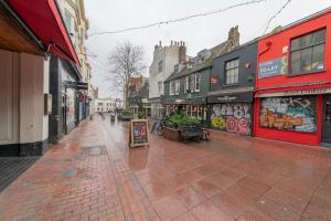 an empty street in a city with buildings at A-SUPER LOCATION I ONEBEDROOM FLAT I MINS WALK to BRIGHOTN BEACH in Brighton & Hove