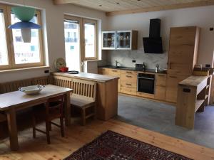 A kitchen or kitchenette at Cësa Gredine
