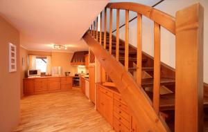 een keuken met een houten trap in een huis bij Penthouse White Schmitten in Zell am See