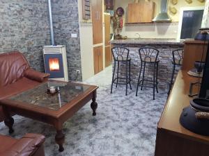 - un salon avec une table et une cheminée dans l'établissement Casa Ignacio, à Arriate