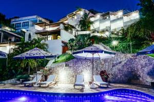 een resort met een zwembad, stoelen en parasols bij Pousada Natureza in Morro de São Paulo