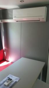 Cette chambre dispose d'un bureau avec une télécommande. dans l'établissement Greenchalets Roquebrune Sur Argens, à Roquebrune-sur Argens