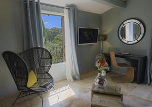 TV a/nebo společenská místnost v ubytování Hôtel La Dimora & Spa