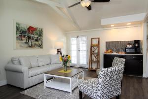 Kuchyň nebo kuchyňský kout v ubytování Lamp Lighter Inn and Sunset Suites