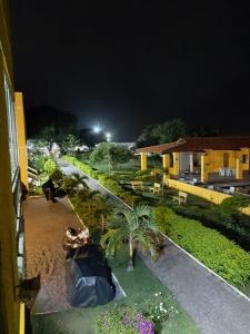 una vista aérea de un edificio por la noche en Flat condomínio paraíso serra negra en Bezerros