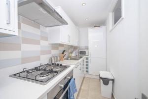 Кухня или мини-кухня в FLASH SALE Brighton City Centre 1Bedroom Flat BN16SMA02
 +15 фотографий