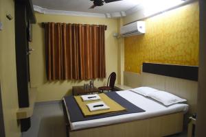 Hotel Sai Vishwa客房内的一张或多张床位