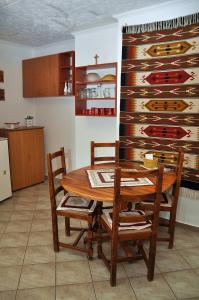 Kuchyň nebo kuchyňský kout v ubytování Katalin Vendégház