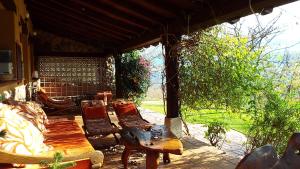 eine Außenterrasse mit Stühlen und einem Tisch in der Unterkunft Hotel Rural El Camino in Candeleda