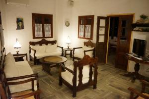Grikos的住宿－Alexandros Hotel，客厅配有沙发、椅子和桌子