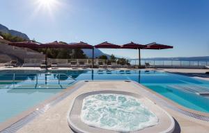 Bazén v ubytování Hotel Plaža Duće nebo v jeho okolí