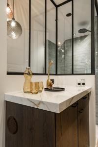 B&B Weselo في مول: منضدة الحمام مع الحوض والمرآة