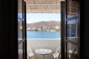 uma vista para o oceano a partir de uma janela em Alexandros Hotel em Grikos